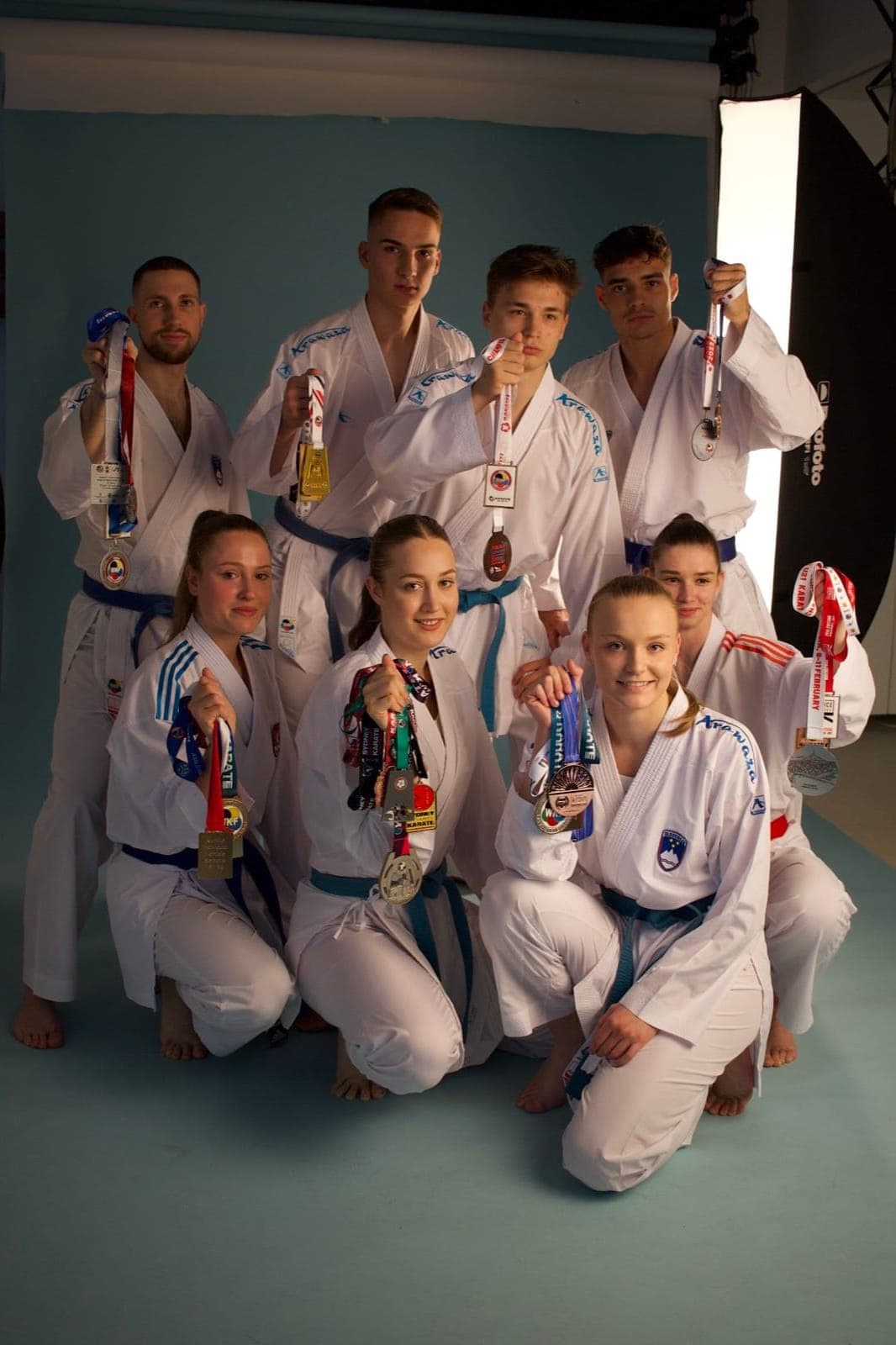 Tekmovalna ekipa Karate Kluba Ljubljana z osvojenimi medaljami